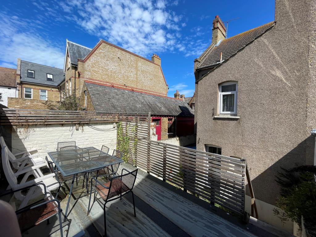 Lot: 144 - END-TERRACE PROPERTY ARRANGED AS THREE-BEDROOM HOUSE - Sun deck